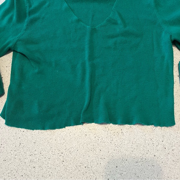 Banana Republic Cropped Green V-Neck Sweater - Picture 3 of 6